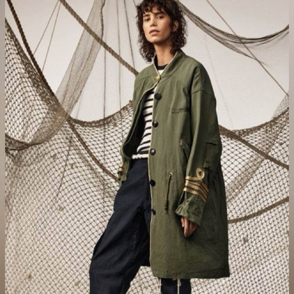 Zara SRPLS Khaki Green Coat with Gold Details

Zara SRPLS Summer 2020 Collection